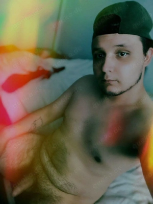 Ich bin geil und habe einen mega steifen dicken Schwanz 