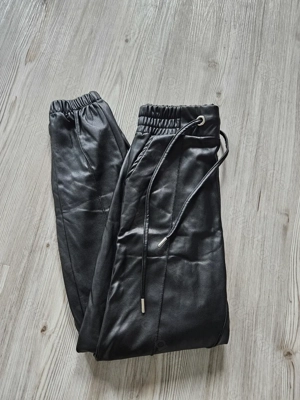 Hose mit Bündchen Kunstleder S 36 Schwarz