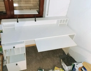 Weißer Schreibtisch mit Fächern  etc.