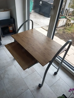 Zu verschenken Computerschreibtisch mit Rollen