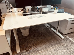 Ikea BEKANT Schreibtisch in weiß; mit weißem Gestell; höhenverstellbar; (160x80cm)