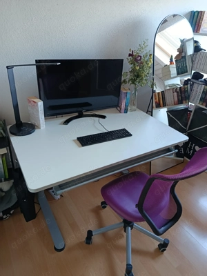 Schöner weißer Schreibtisch für Schulkinder. 