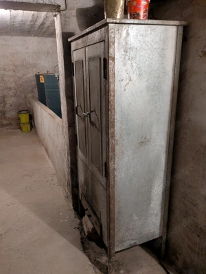 Alter Räucherschrank