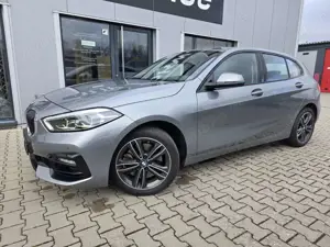 BMW 120 i Sport Line AUT NAVI PDC SZH LED 14.608km