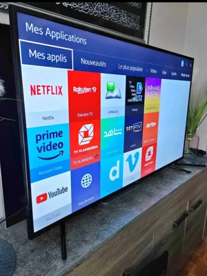 Ein großer 70-Zoll-Samsung-HD-Fernseher 