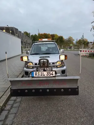 Suzuki Jimny Winterdienstfahrzeug mit Schneepflug  Salzstreuer