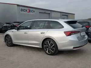 Skoda Octavia 1.5 DSG Sportline PANO*MATRIX*AHK*5J.GAR Bild 5