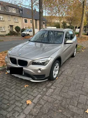 BMW X1 X1 sDrive18i Automatik, Batterie neu, Bordcomputer (Carplay nachrüstbar), Sitzheizung, AHK Bild 1