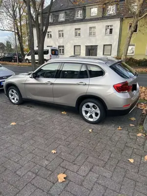 BMW X1 X1 sDrive18i Automatik, Batterie neu, Bordcomputer (Carplay nachrüstbar), Sitzheizung, AHK Bild 3