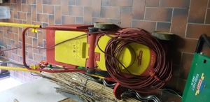 Elektrischer Rasenmäher günstig zu verkaufen. Kabeleinführung abgebrochen.