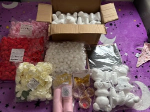 Blumendekorationen und Styroporbären 