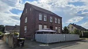 ***Dreifamilienhaus mit Potenzial zur Mietsteigerung*** ca. 247m  Wfl. mit Garten und Stellplätzen