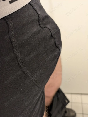 Eine Frau da die Lust auf Abmelken hat