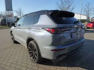 Mitsubishi Outlander 2.4L PHEV TOP Luxury-Paket 2-Farb Bild 2