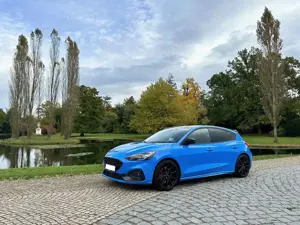 Ford Focus ST Edition 2,3l Recaro KW LED HUD BO 19“ DS NEU