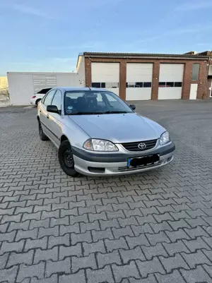 Toyota Avensis 1.8 linea sol Bild 1