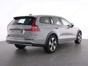 Volvo V60 Cross Country B4 AWD Plus+LEDER+SHZ+MEMO+18 Bild 3