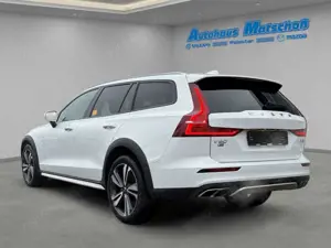 Volvo V60 Cross Country Pro AWD HUD StandHZG AHK Navi Leder Bild 3