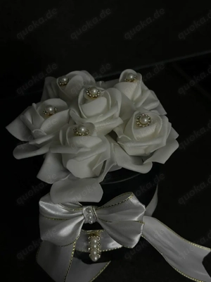 Geschenkbox mit weißen Rosen