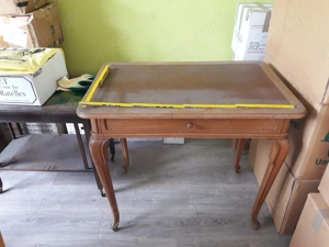 (Karten-)Tisch mit geschwungenen Beinen