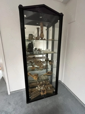 Sehr filigrane Glasvitrine mit Glasböden und Spiegelrückwand