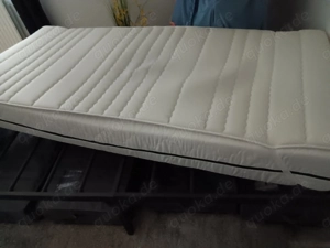 Bett 1m auf 2 m mit Matratze und Matratzenschoner 2 Jahre alt 