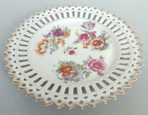 Porzellanteller mit Blumenmuster, Durchbrüchen und Goldrand
