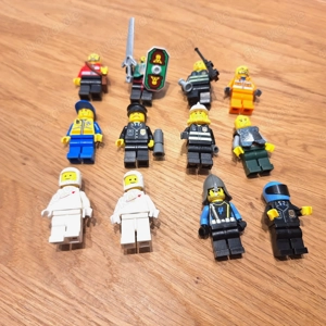 Lego--Viele Kleine Figuren mit Hüten ( Helme ) und Zubehör . Siehe die Fotos