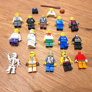 Lego--Viele Kleine Figuren mit Hüten ( Helme ) und Zubehör . Siehe die Fotos