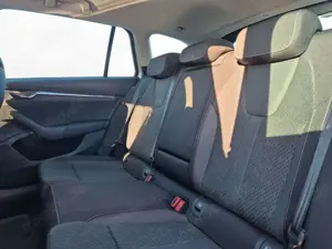 Skoda Octavia Combi 2.0 TDI DSG AHK Kessy LED PDC Ambi Bild 5