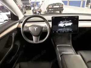 Tesla Model 3 RWD Batterie 94,7 % Erw. Autopilot 8fach bereift Bild 5
