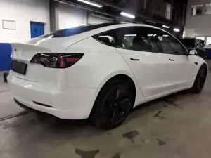 Tesla Model 3 RWD Batterie 94,7 % Erw. Autopilot 8fach bereift Bild 4