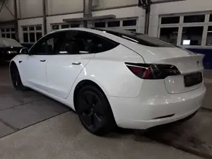 Tesla Model 3 RWD Batterie 94,7 % Erw. Autopilot 8fach bereift Bild 3