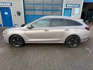 Hyundai i30 cw Premium Klima Navi Kamera PDC SHZ LHZ Bild 2