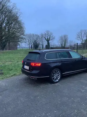 Volkswagen Passat Variant 2.0 TDI SCR 4Motion DSG Elegance R-line Bild 3
