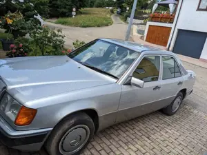 Mercedes-Benz Baureihe 124 E 200 (124.021) Bild 3