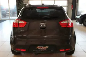 Kia Rio FIFA World Cup EditionDiesel*Tüv NEU*SHZ*PDC Bild 4
