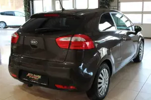Kia Rio FIFA World Cup EditionDiesel*Tüv NEU*SHZ*PDC Bild 3