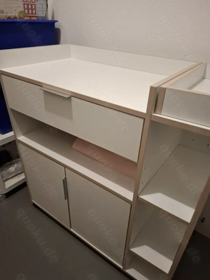 Badschrank in weiß auf Rollen