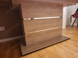 Holztisch mit stylischem Mittelfuß