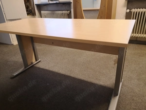 Stabiler Schreibtisch aus hellem Holz