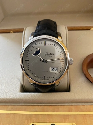 Glashütte Original Senator Herrenuhr mit Panorama Großdatum und Mondphase