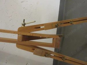 Staffelei, Dreibein, zusammenklappbar, Holz mit Metallbeschläge, 