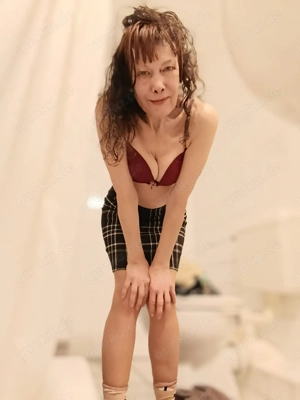 Milf (57) bietet Treffen an Bild 5