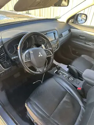 Mitsubishi Outlander 2.2 DI-D 4WD Automatik Intense Bild 4