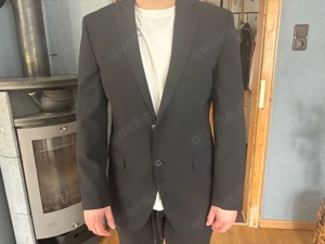 schwarzer, modischer Anzug 