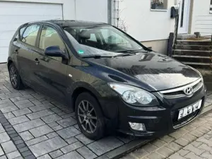 Hyundai i30 1,4 Benziner + neue Allwetterreifen + Bremsen neu Bild 4