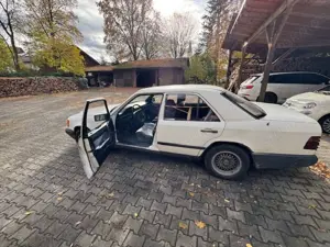 Mercedes-Benz Baureihe 124 E-Klasse D 124W Bild 4