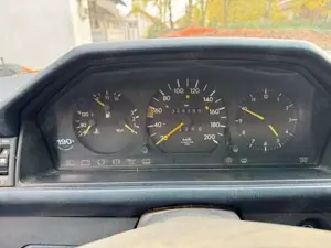 Mercedes-Benz Baureihe 124 E-Klasse D 124W Bild 2