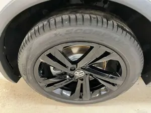 Volkswagen Tiguan Allspace R Line 2.0 TDI DSG Black Style 7 Sitze AHK Navi R Bild 4